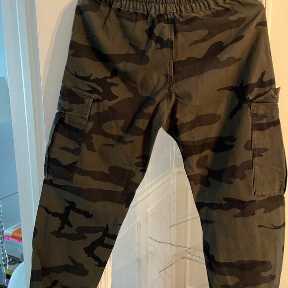 Aritzia/TNA Camo Cargo pants - Picture 3 of 4